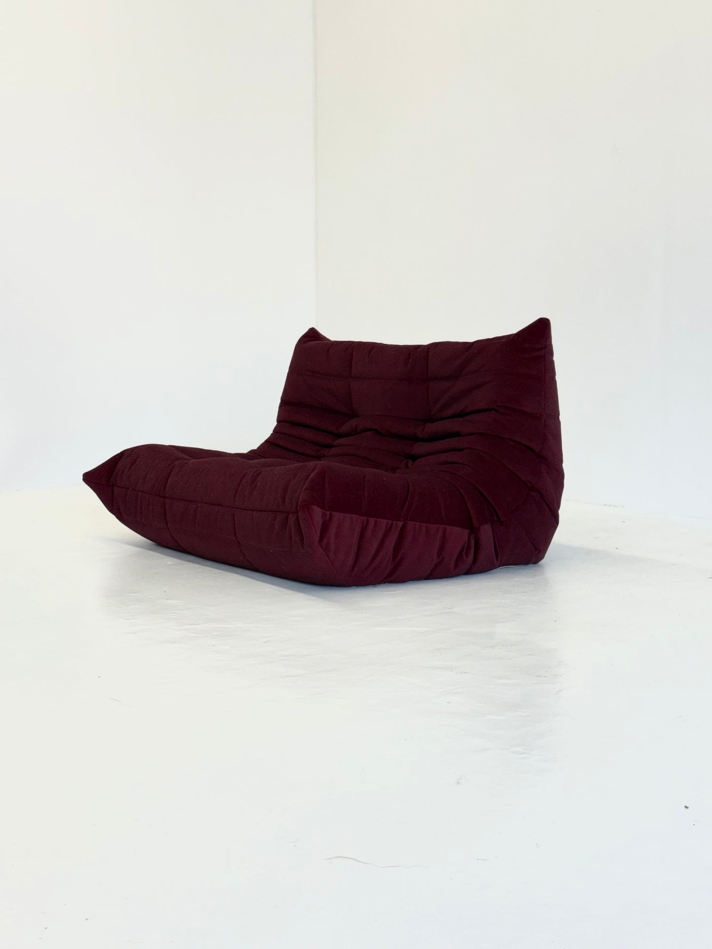 Ligne Roset Togo 2-zits in bordeaux rood velvet