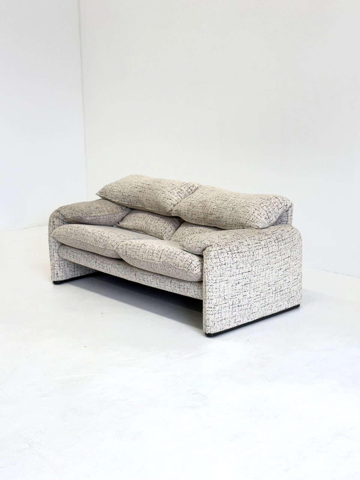 Cassina Maralunga 2-zits bank door Vico Magistretti gebroken witte met subtiel dessin