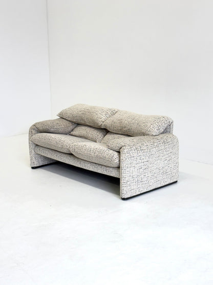 Cassina Maralunga 2-zits bank door Vico Magistretti gebroken witte met subtiel dessin