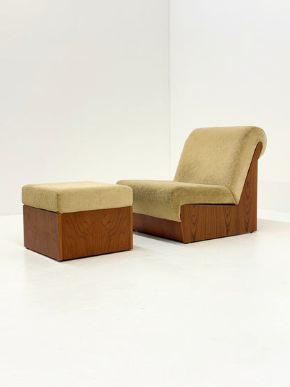 Vintage mid-century beige fauteuil met houten frame en hocker