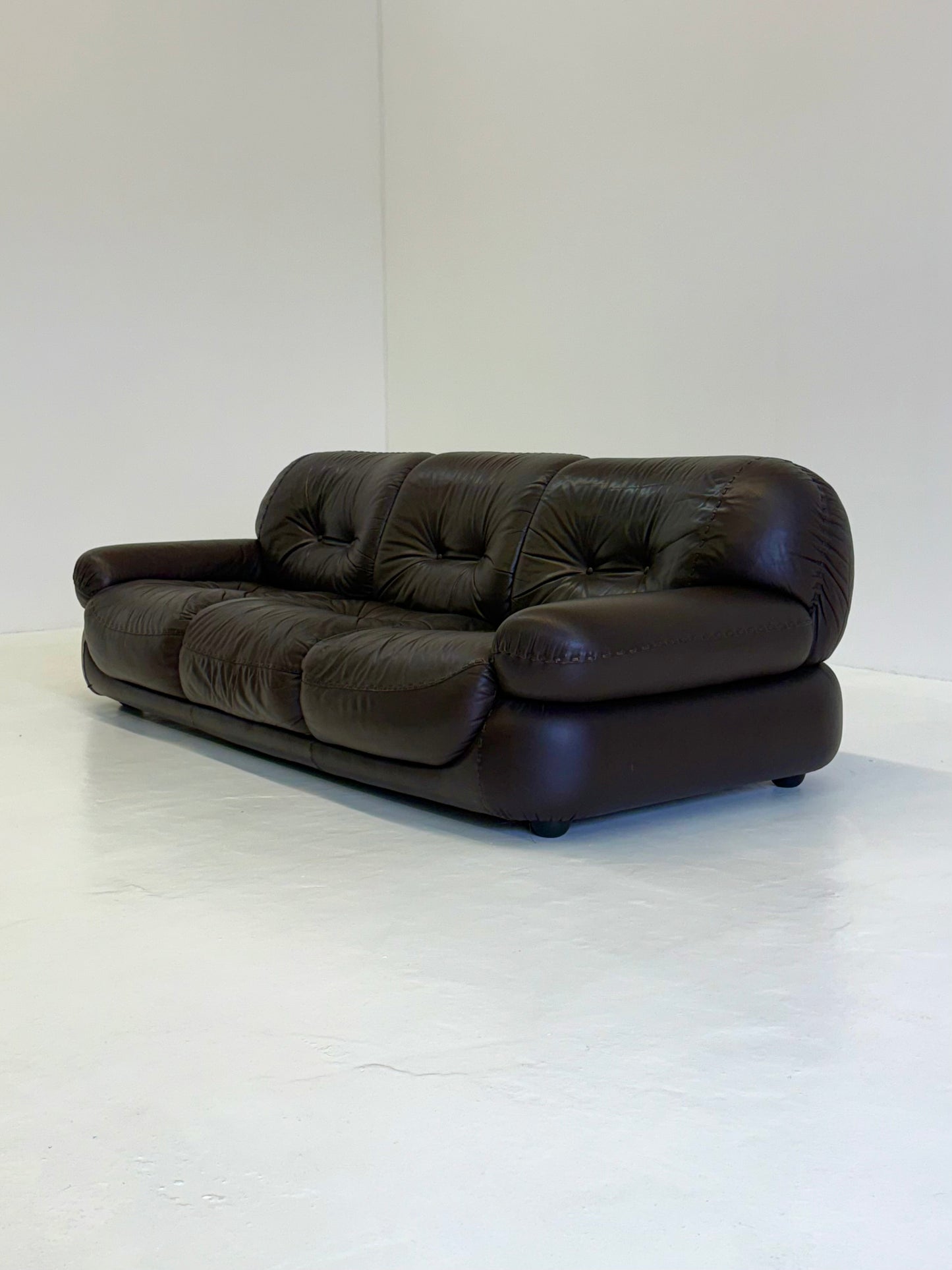 Donkerbruine leren Sapporo 3-zitsbank voor Mobil Girgi