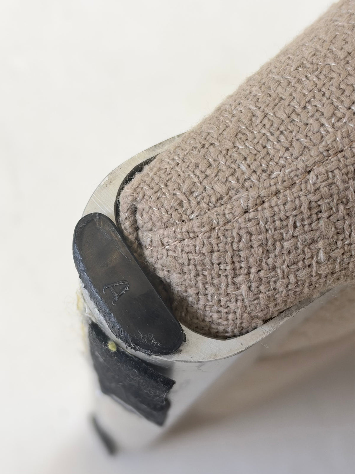 Artifort Groovy F598 M-Chair van Pierre Paulin in beige bouclé