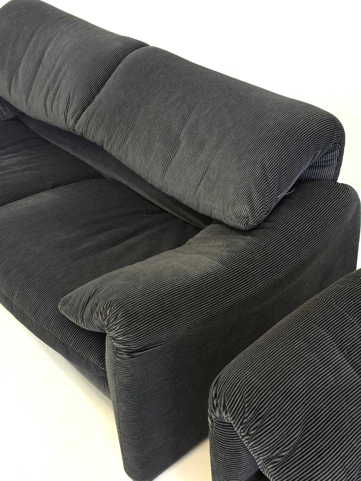 Cassina Maralunga 2-zits zwart grijs door Vico Magistretti