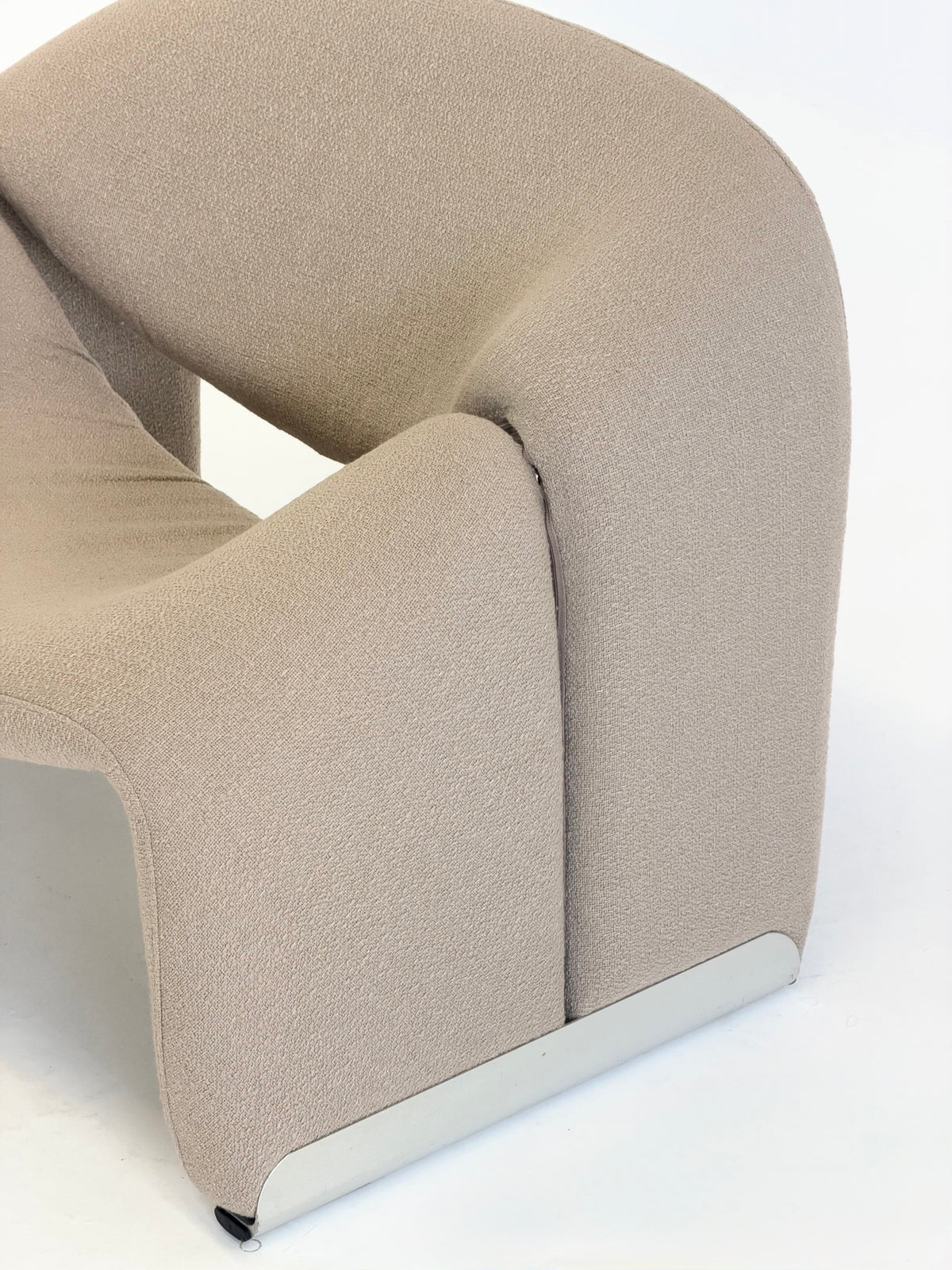Artifort Groovy F598 M-Chair van Pierre Paulin in beige bouclé
