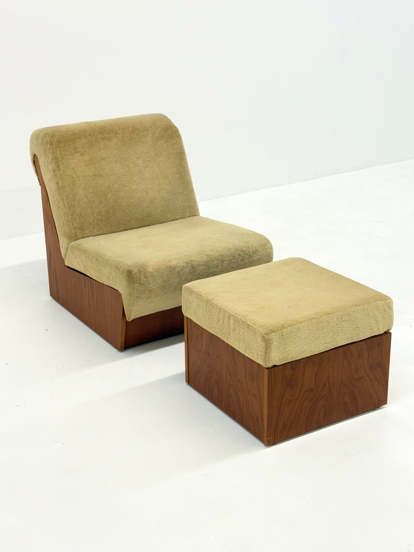 Vintage mid-century beige fauteuil met houten frame en hocker