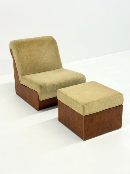 Vintage mid-century beige fauteuil met houten frame en hocker