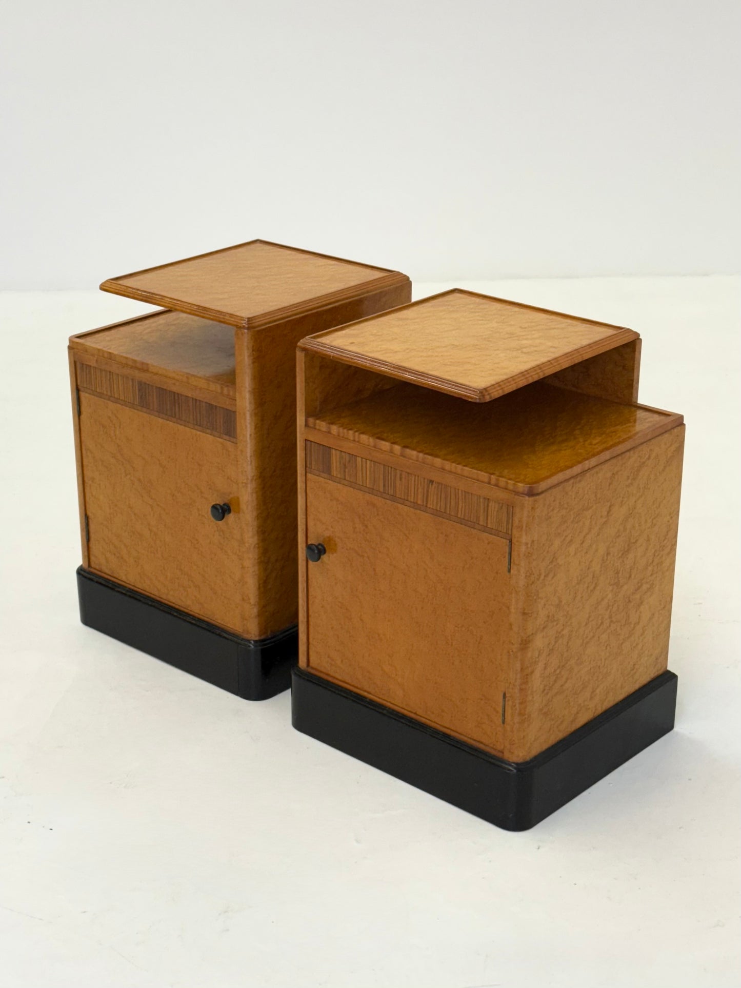 Set van 2 Art Deco nachtkastjes in wortel esdoornfineer