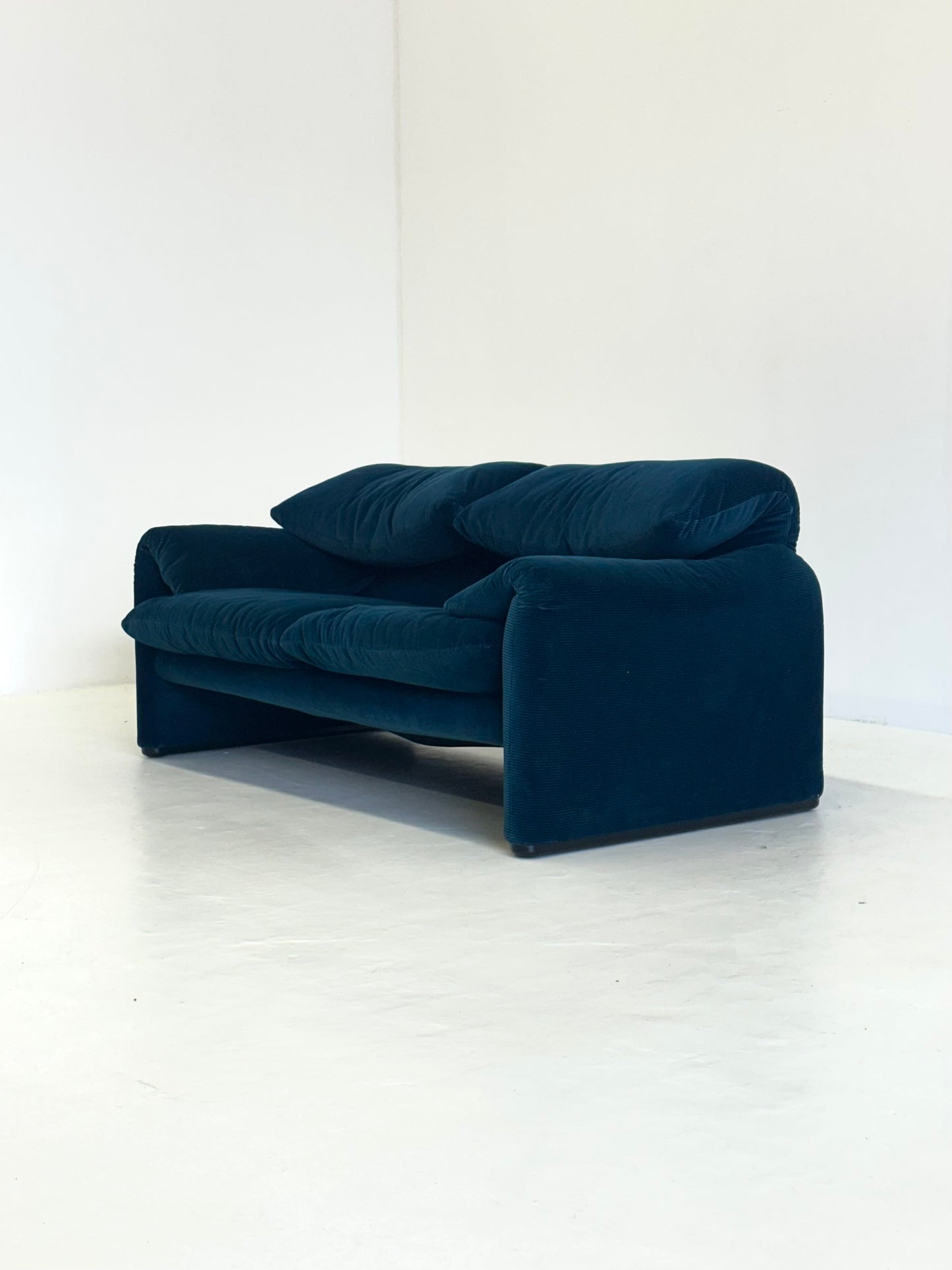 Blauw groen gestreepte Cassina Maralunga 2-zits bank door Vico Magistretti