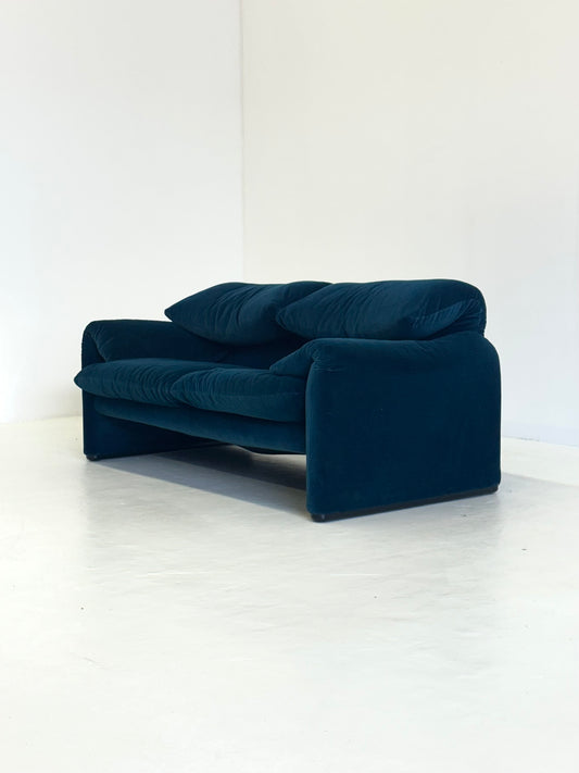 Blauw groen gestreepte Cassina Maralunga 2-zits bank door Vico Magistretti