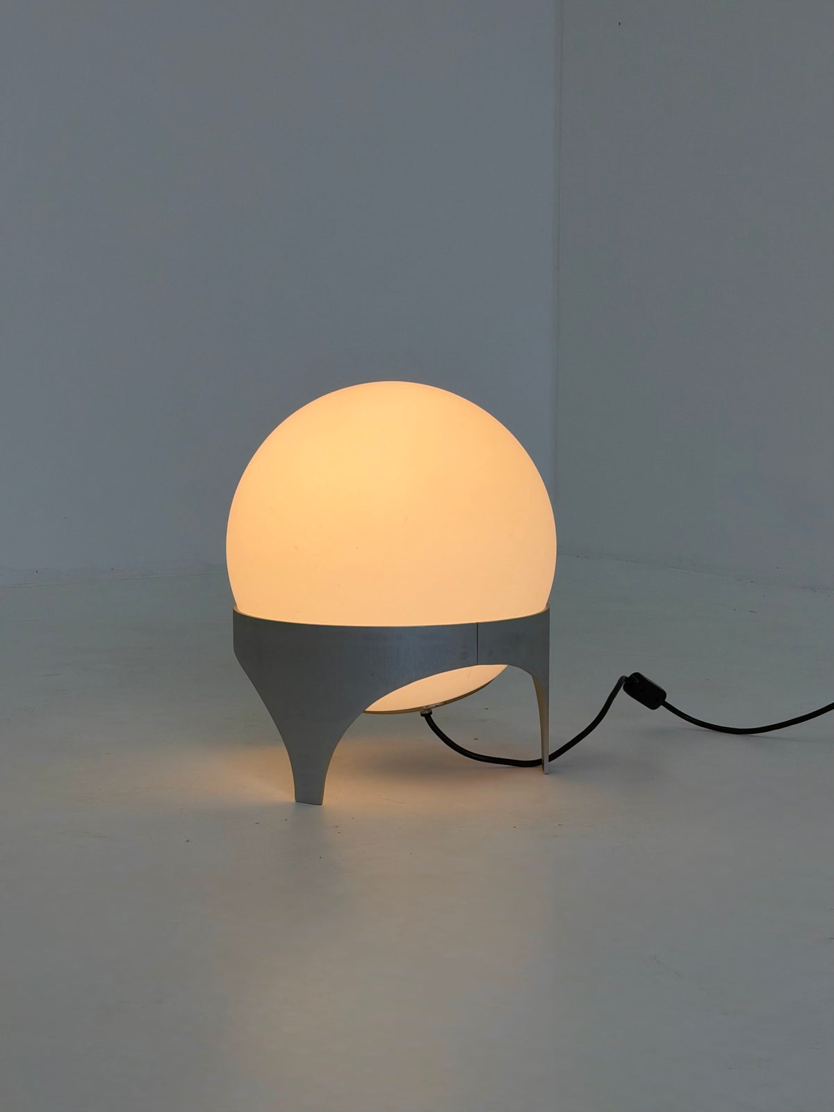 Vintage Space Age Tafellamp met Glazen Bol en Aluminium Voet
