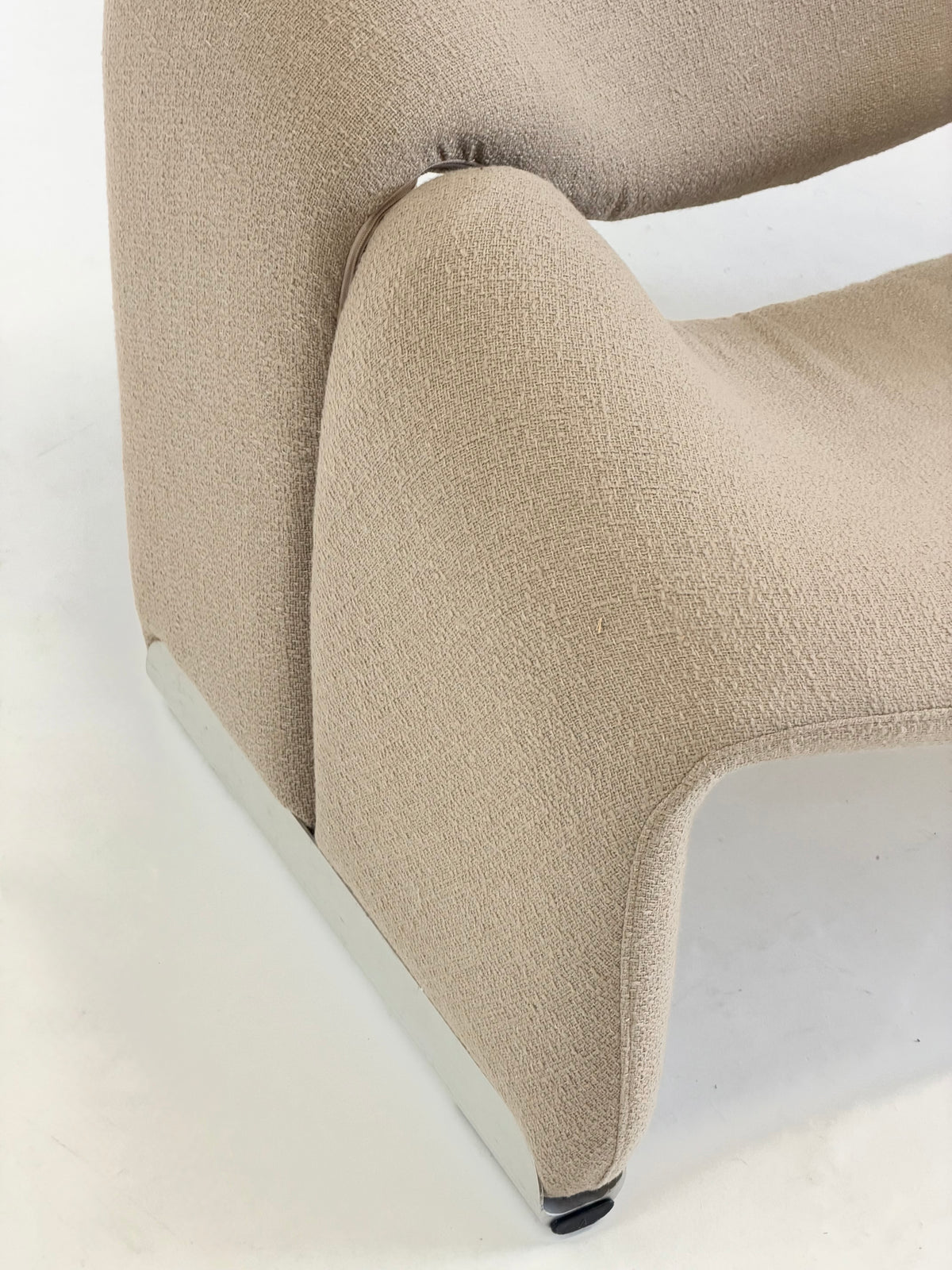 Artifort Groovy F598 M-Chair van Pierre Paulin in beige bouclé