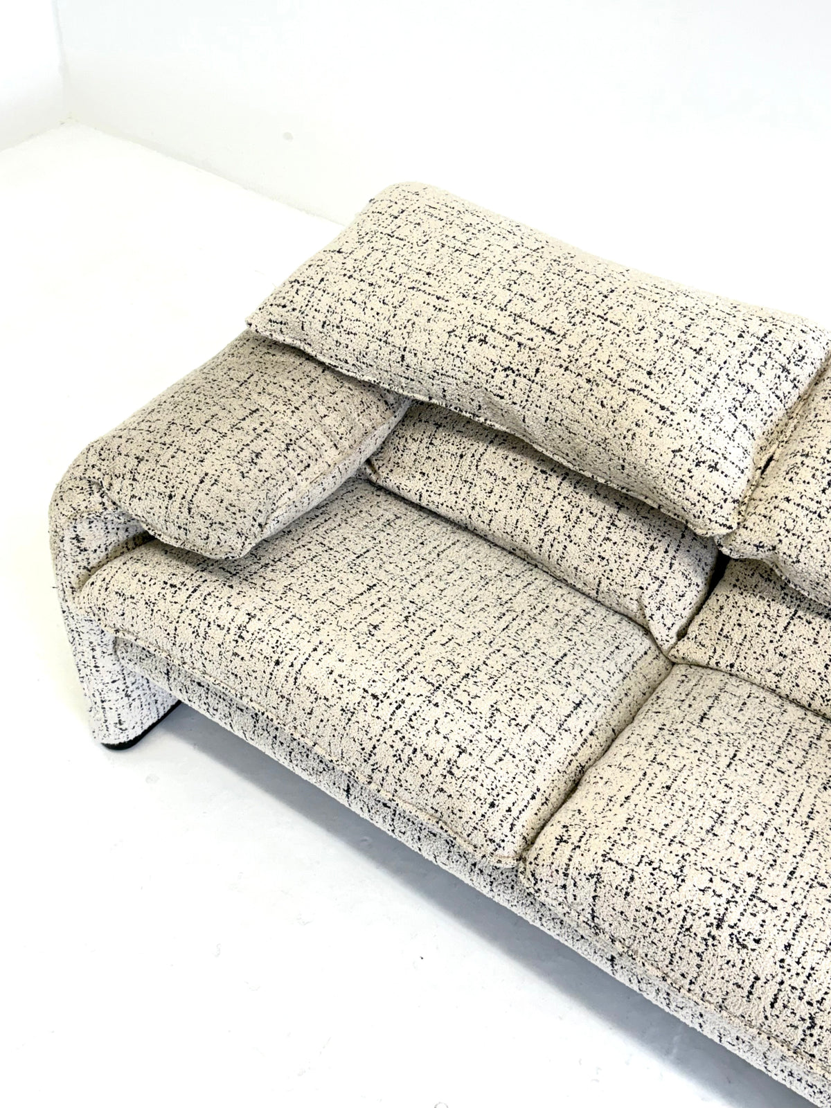Cassina Maralunga 2-zits bank door Vico Magistretti gebroken witte met subtiel dessin