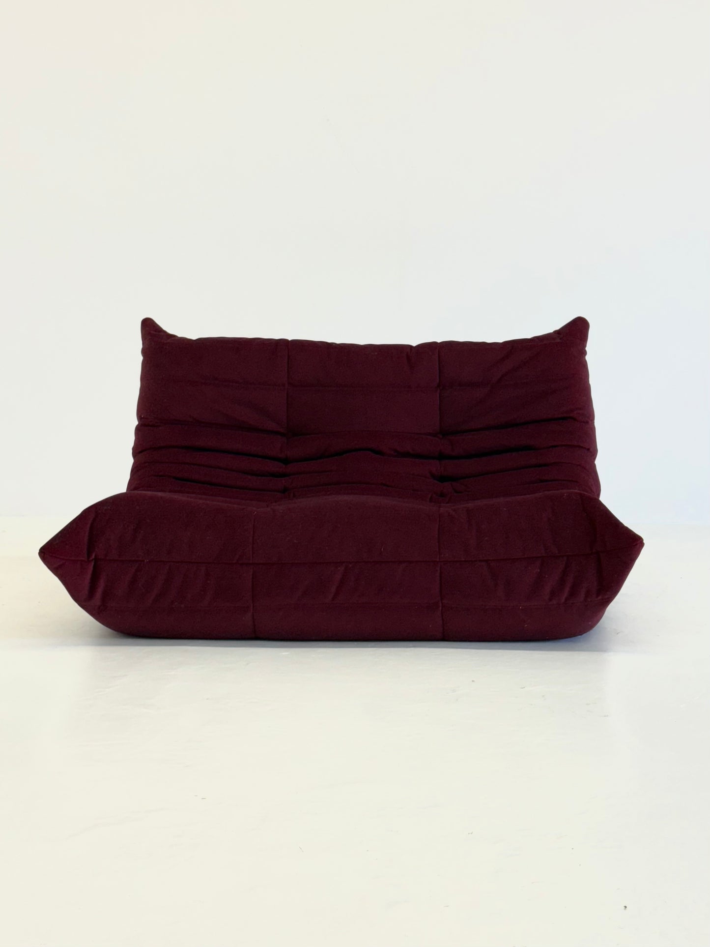 Ligne Roset Togo 2-zits in bordeaux rood velvet