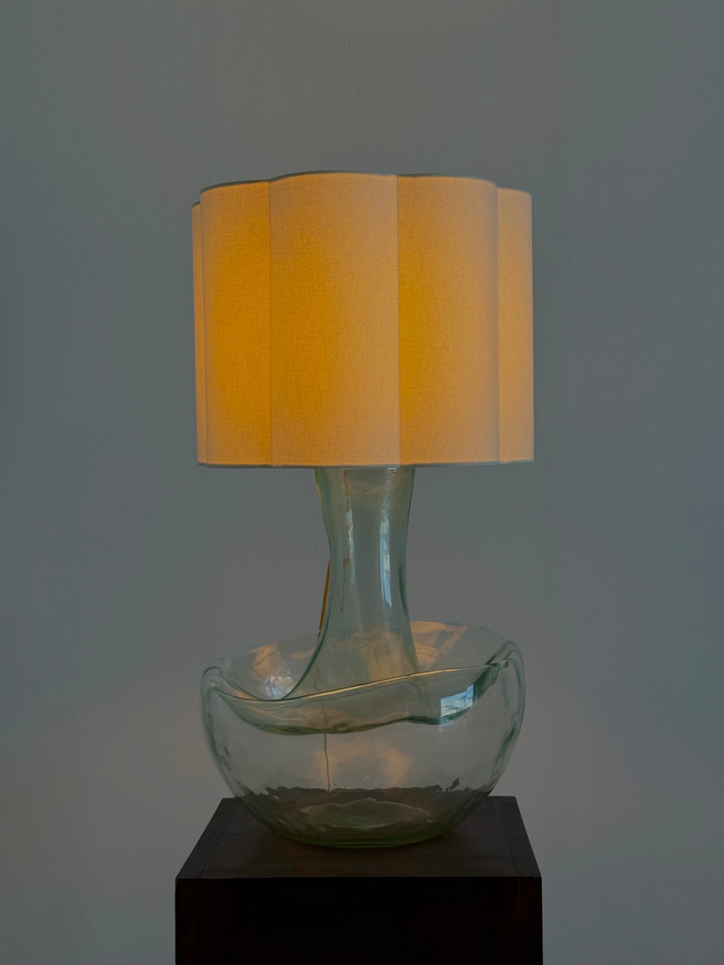 Grote vintage tafellamp met sculpturale glazen voet