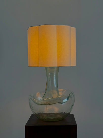 Grote vintage tafellamp met sculpturale glazen voet