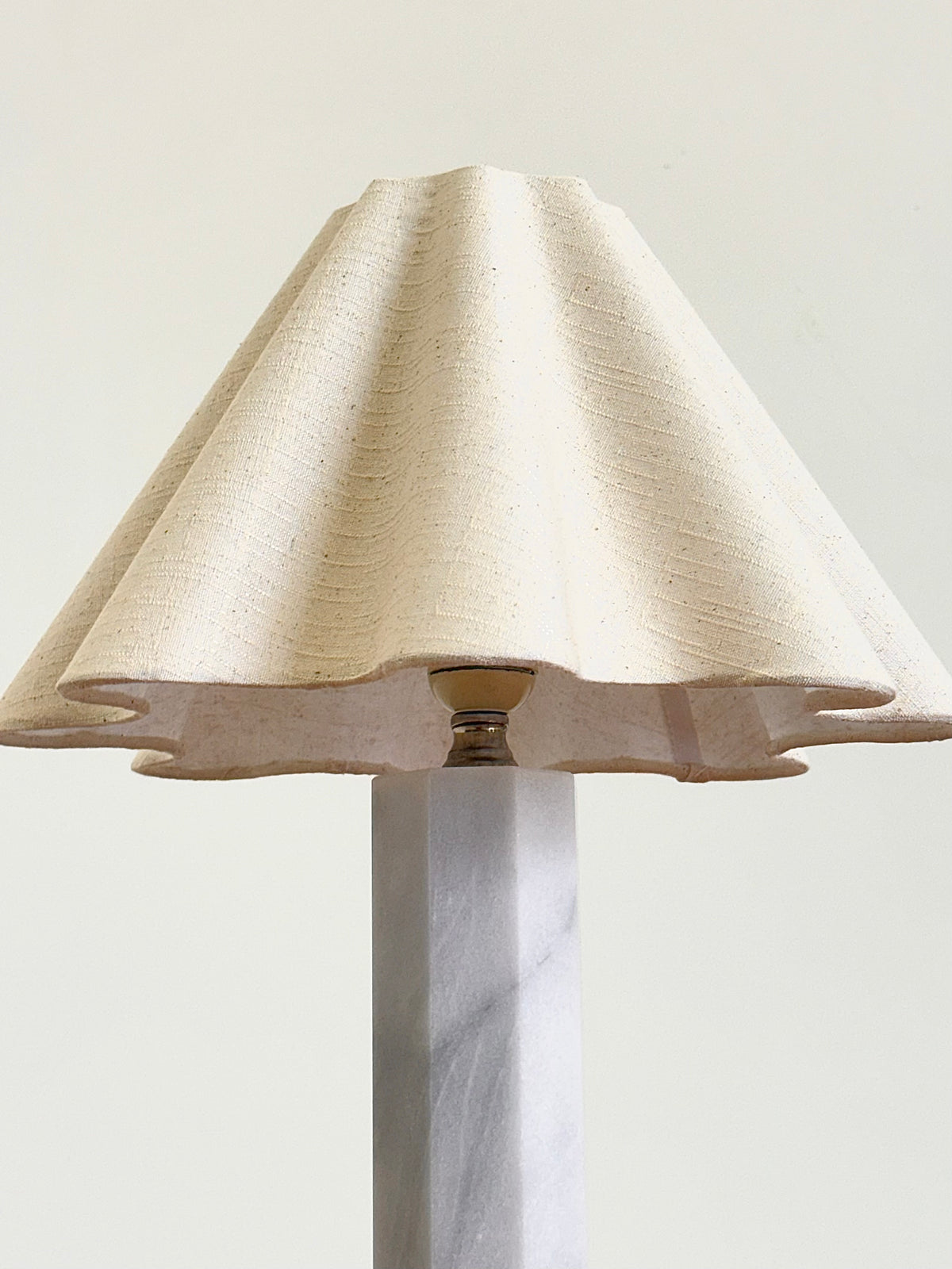 Vintage marmeren tafellamp met linnen kap