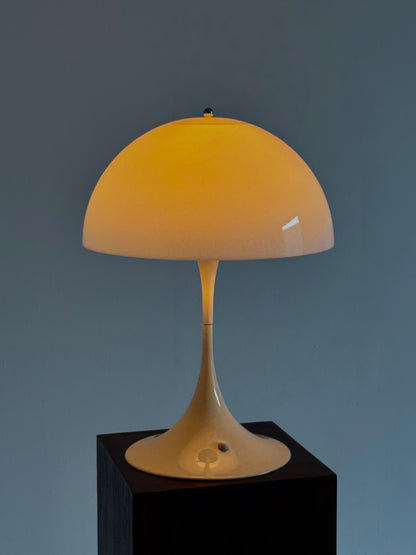 Louis Poulsen Panthella tafellamp door Verner Panton