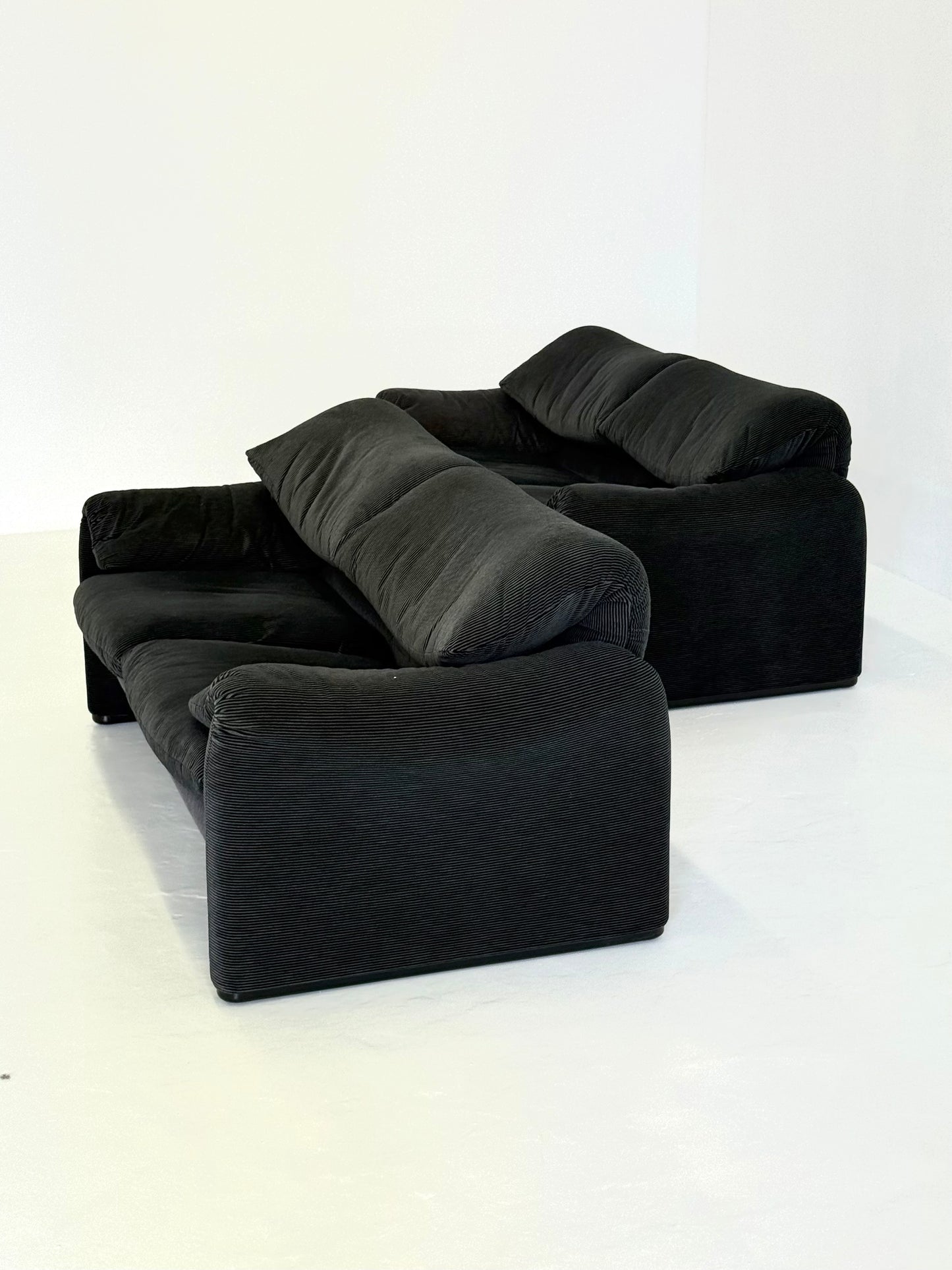 Cassina Maralunga 2-zits zwart grijs door Vico Magistretti