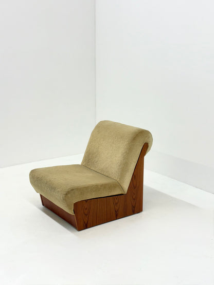 Vintage mid-century beige fauteuil met houten frame en hocker