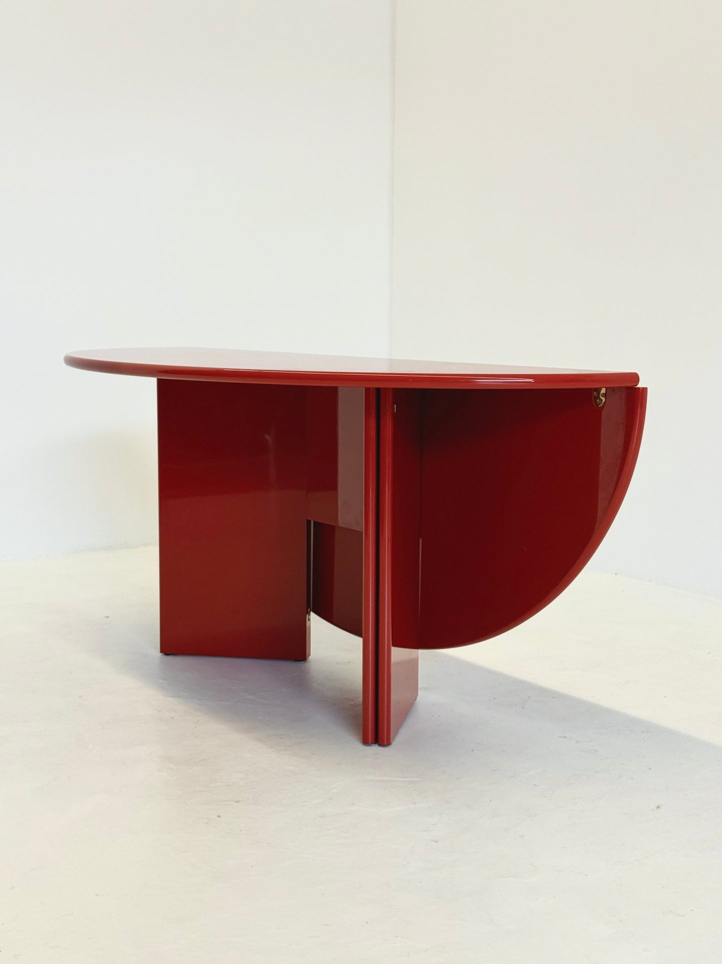 Antella eettafel / console tafel van Kazuhide Takahama voor Cassina in rood