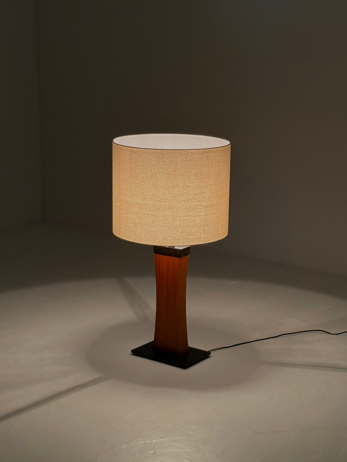 Italiaanse Mid Century tafellamp van teakhout