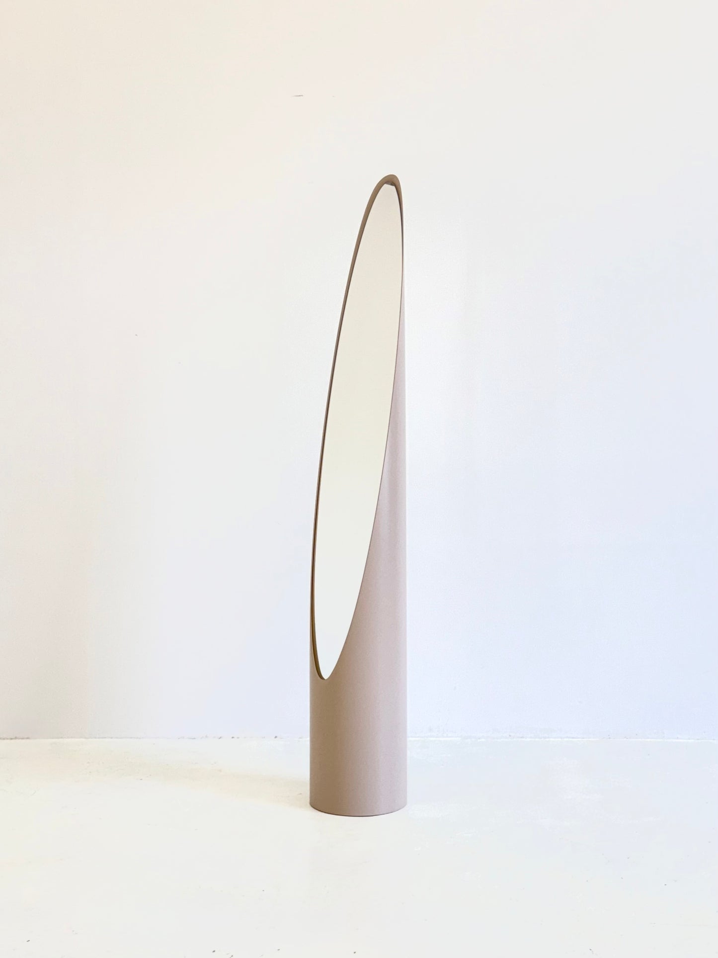 Lipstick spiegel beige door Rodolfo Bonetto | specchio unghia