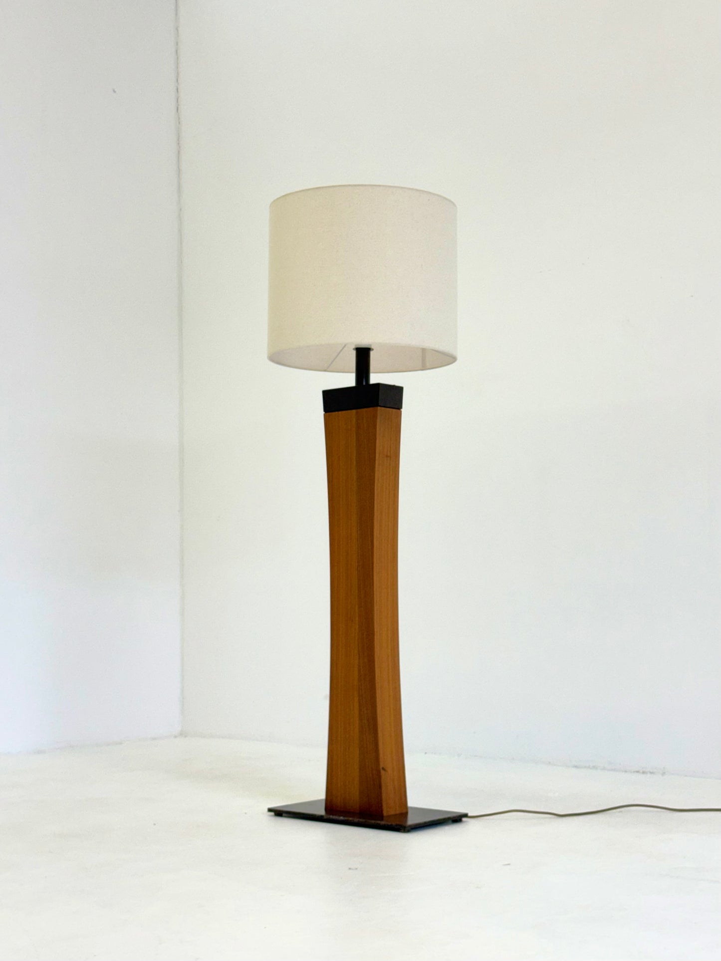 Italiaanse Mid Century vloerlamp van teakhout