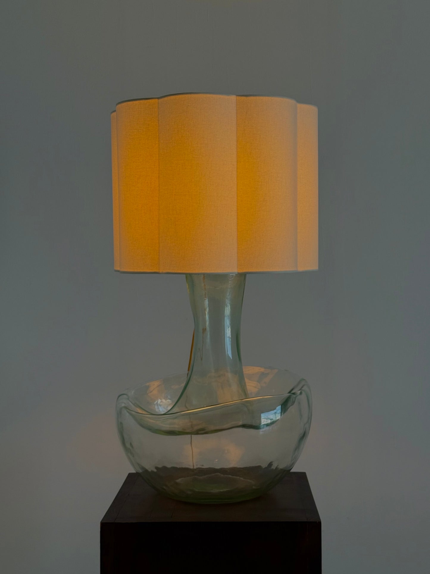 Grote vintage tafellamp met sculpturale glazen voet