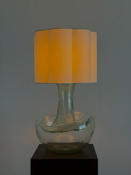 Grote vintage tafellamp met sculpturale glazen voet