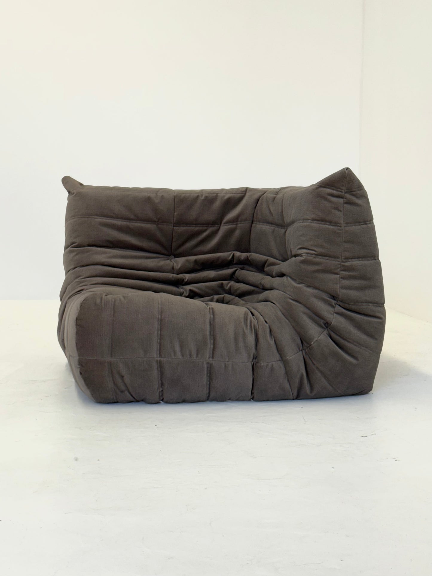 Ligne Roset Togo hoekelement in grijs / taupe rood velvet