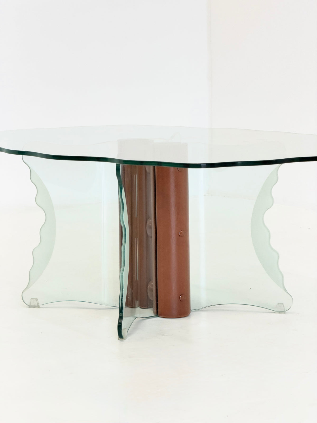 Vintage postmoderne salontafel met gegolfd glas en houten bollen