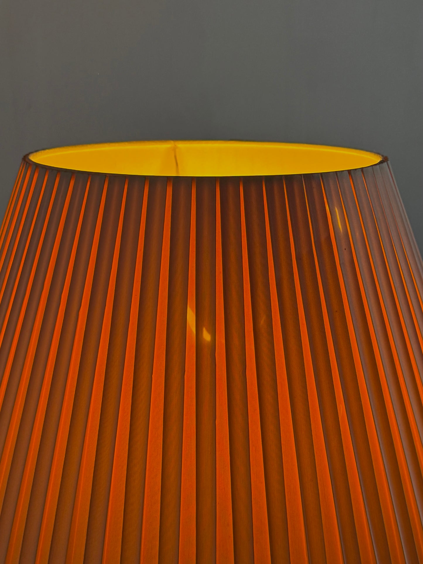 Vintage smeedijzeren tafellamp in swirl vorm met plissé kap
