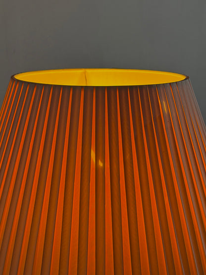 Vintage smeedijzeren tafellamp in swirl vorm met plissé kap