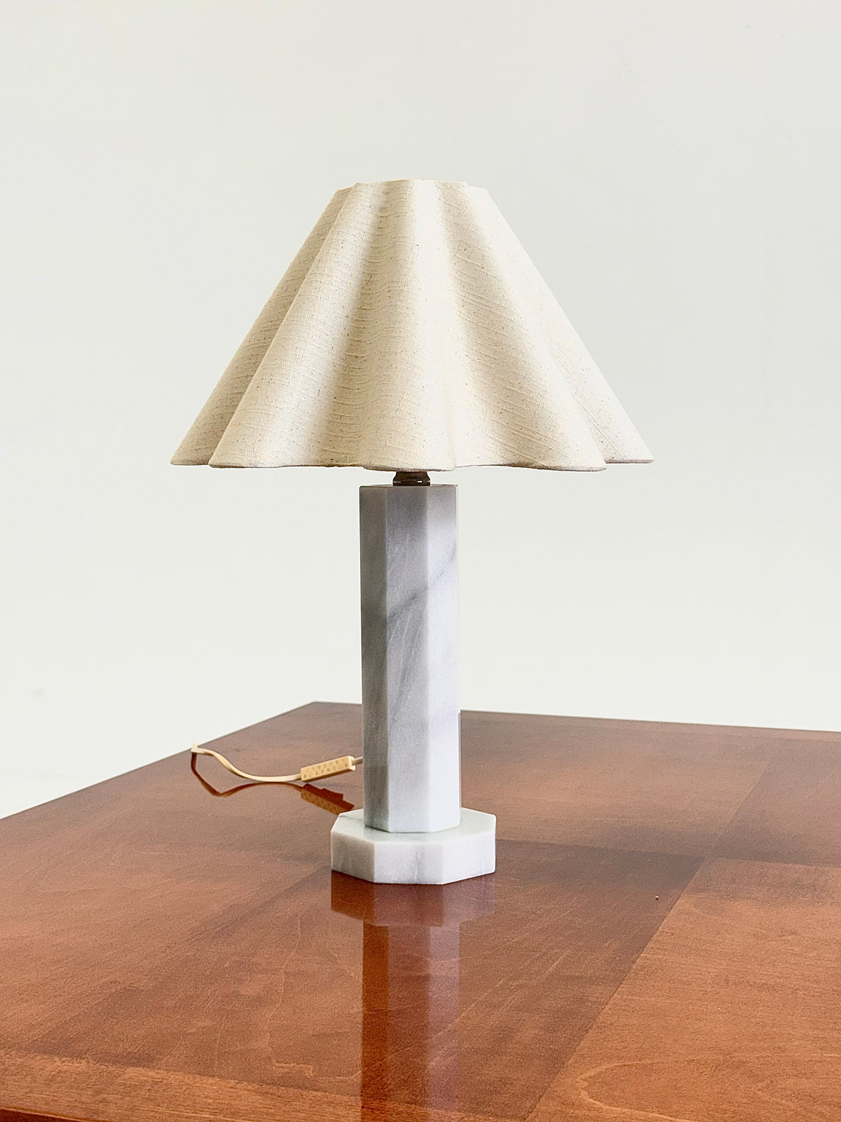 Vintage marmeren tafellamp met linnen kap