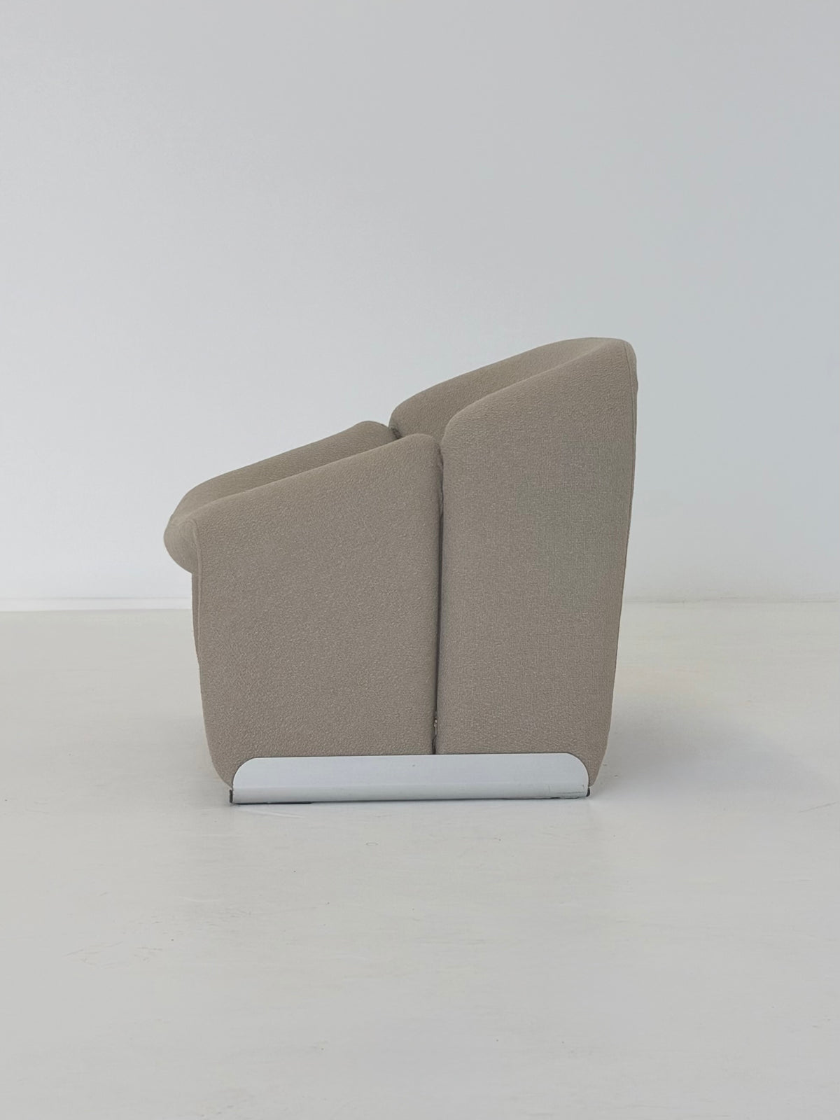 Artifort Groovy F598 M-Chair van Pierre Paulin in beige bouclé