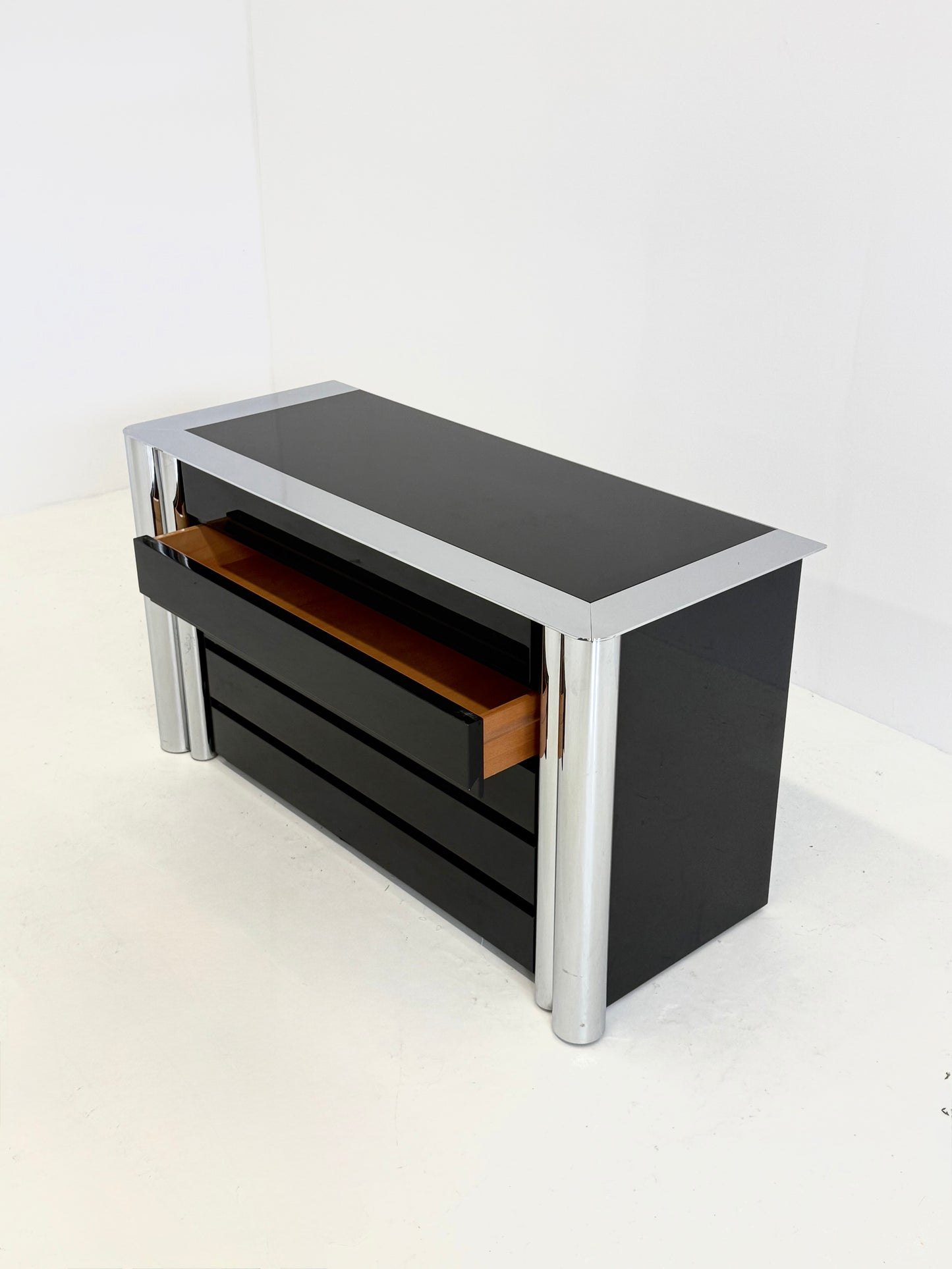 Zwart dressoir van Antonello Mosca voor Cinova