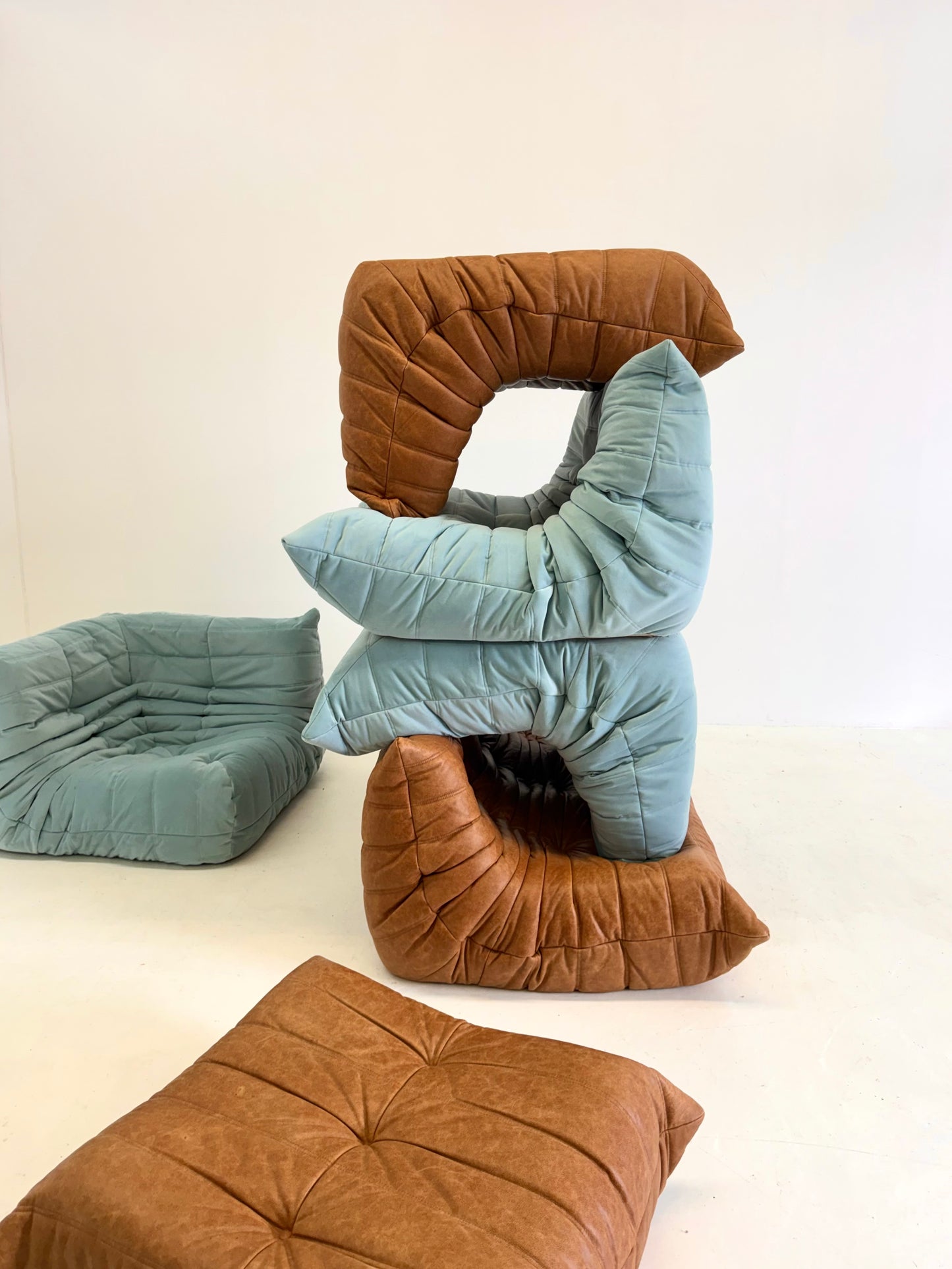 Ligne Roset Togo 2-zits in lichtblauw