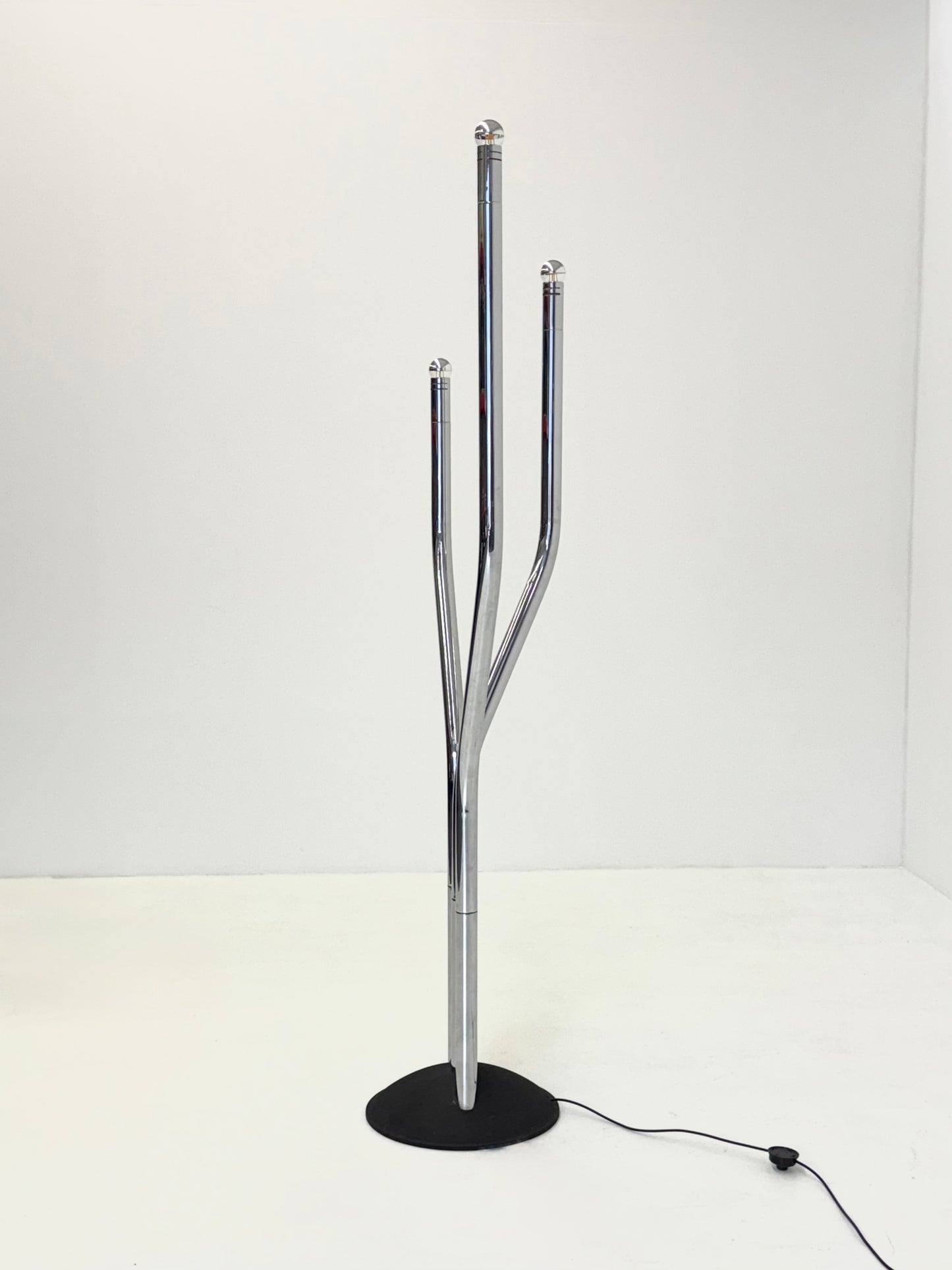 Chromen buisframe design vloerlamp door Goffredo Reggiani