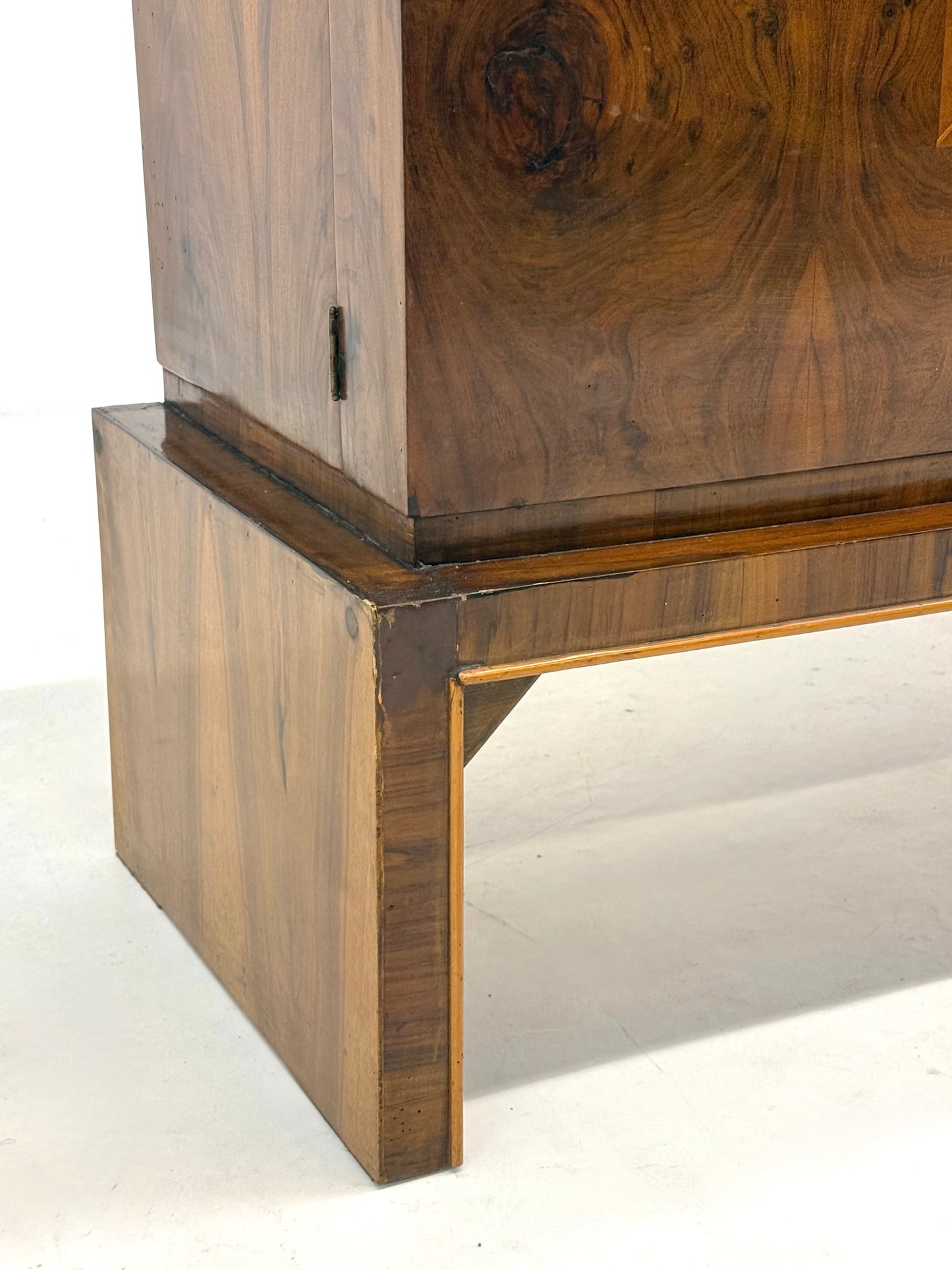 Italiaanse walnoot Art Deco / Art Nouveau dressoir