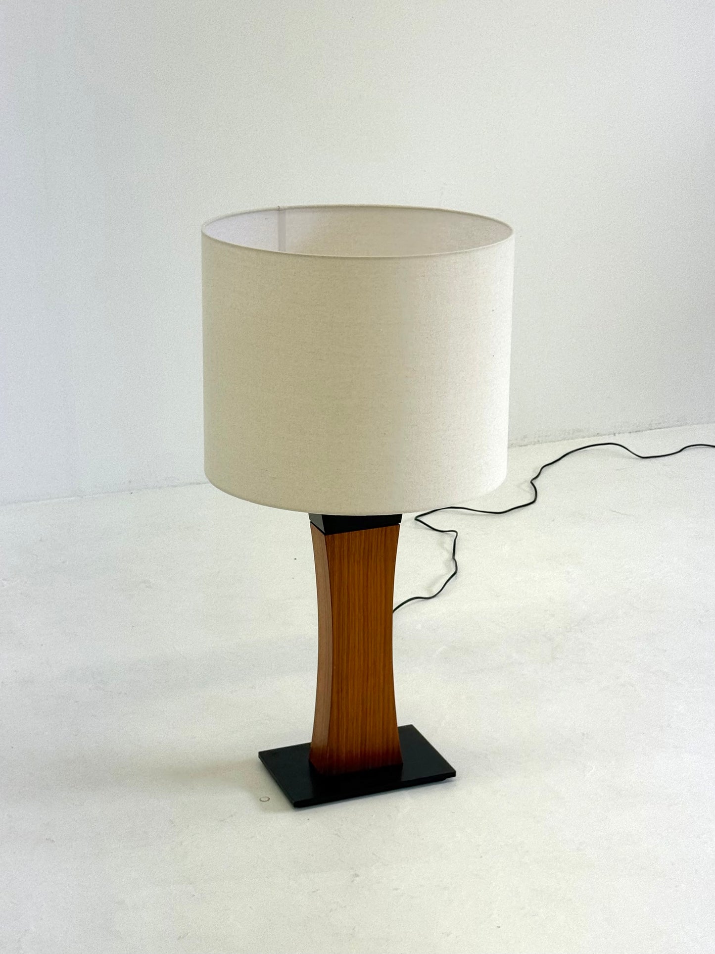 Italiaanse Mid Century tafellamp van teakhout