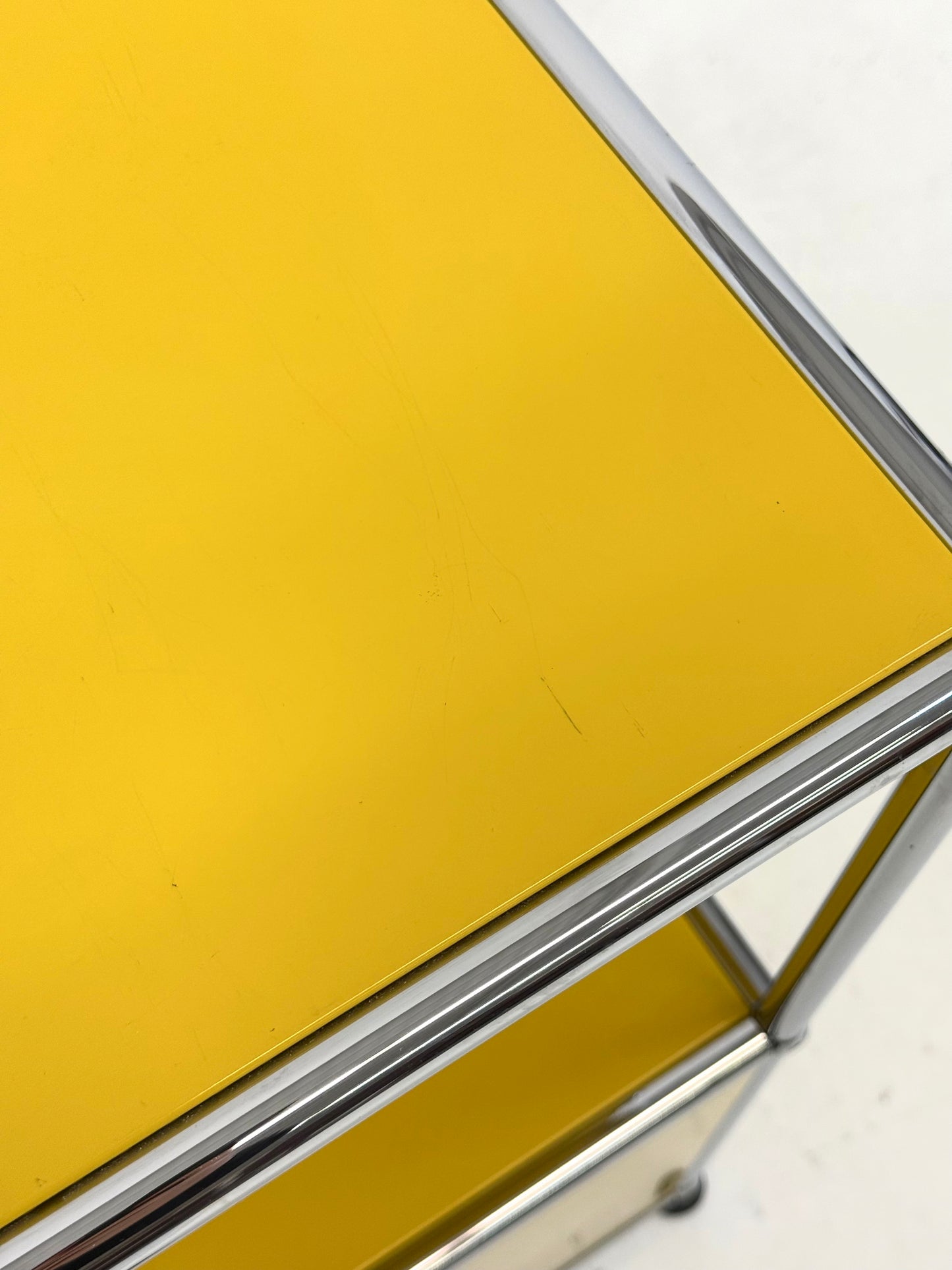 USM Haller kast in geel