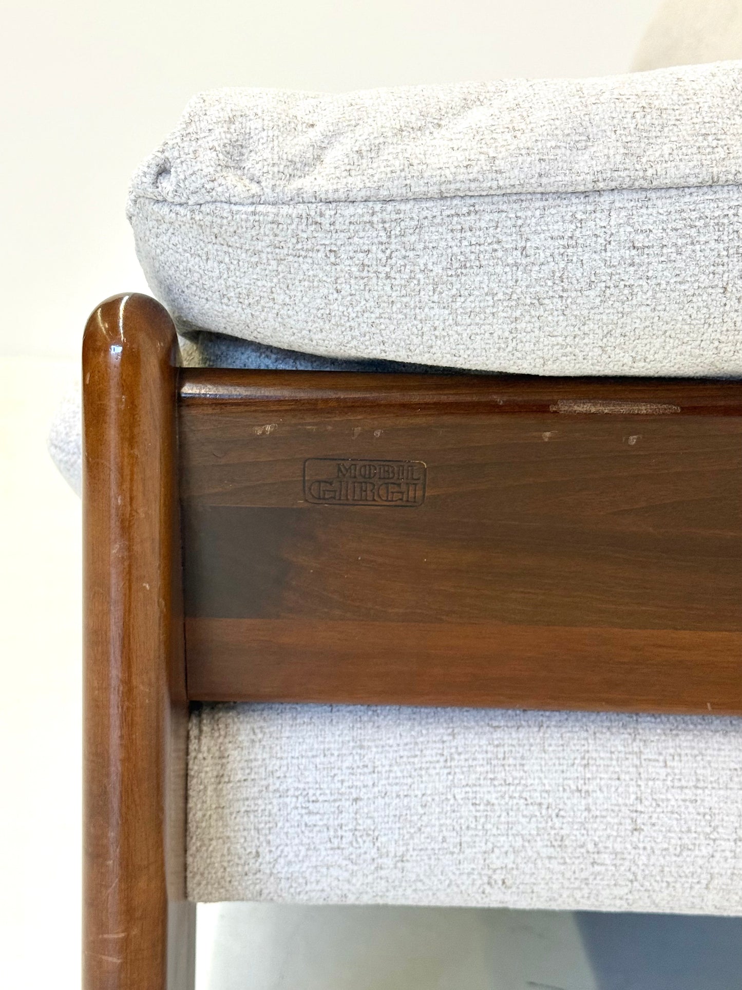 Crème Sapporo bank van Mario Marenco voor Mobil Girgi