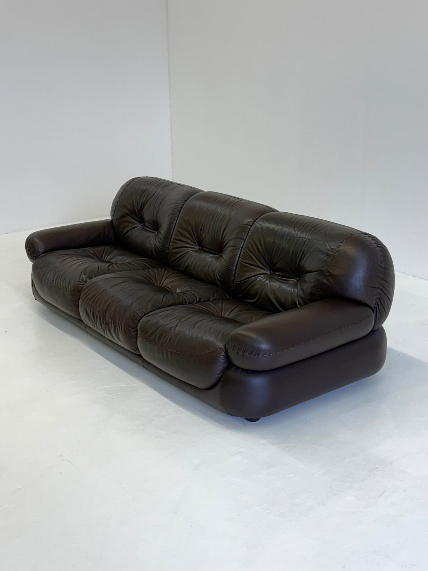 Donkerbruine leren Sapporo 3-zitsbank voor Mobil Girgi