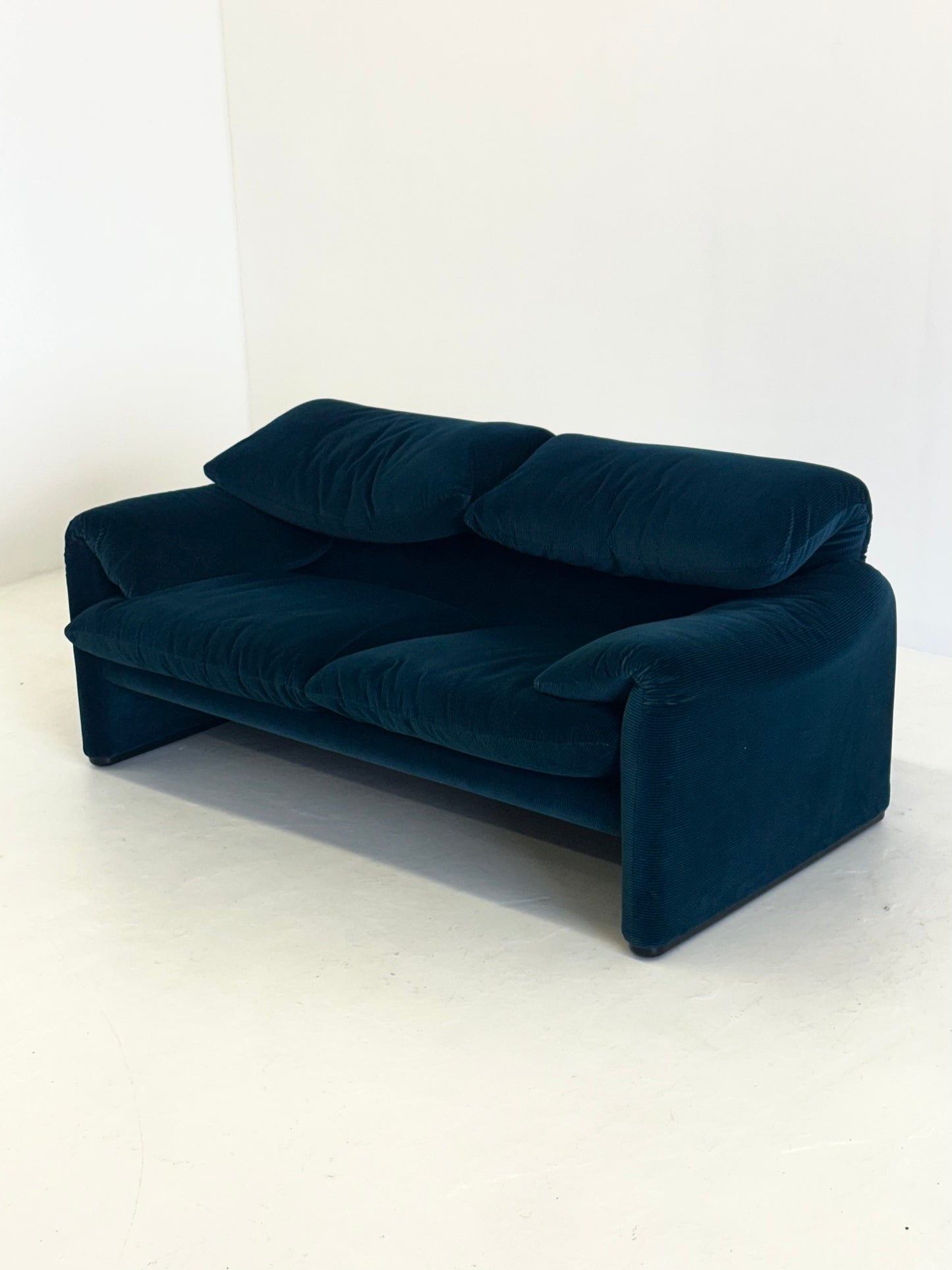 Blauw groen gestreepte Cassina Maralunga 2-zits bank door Vico Magistretti