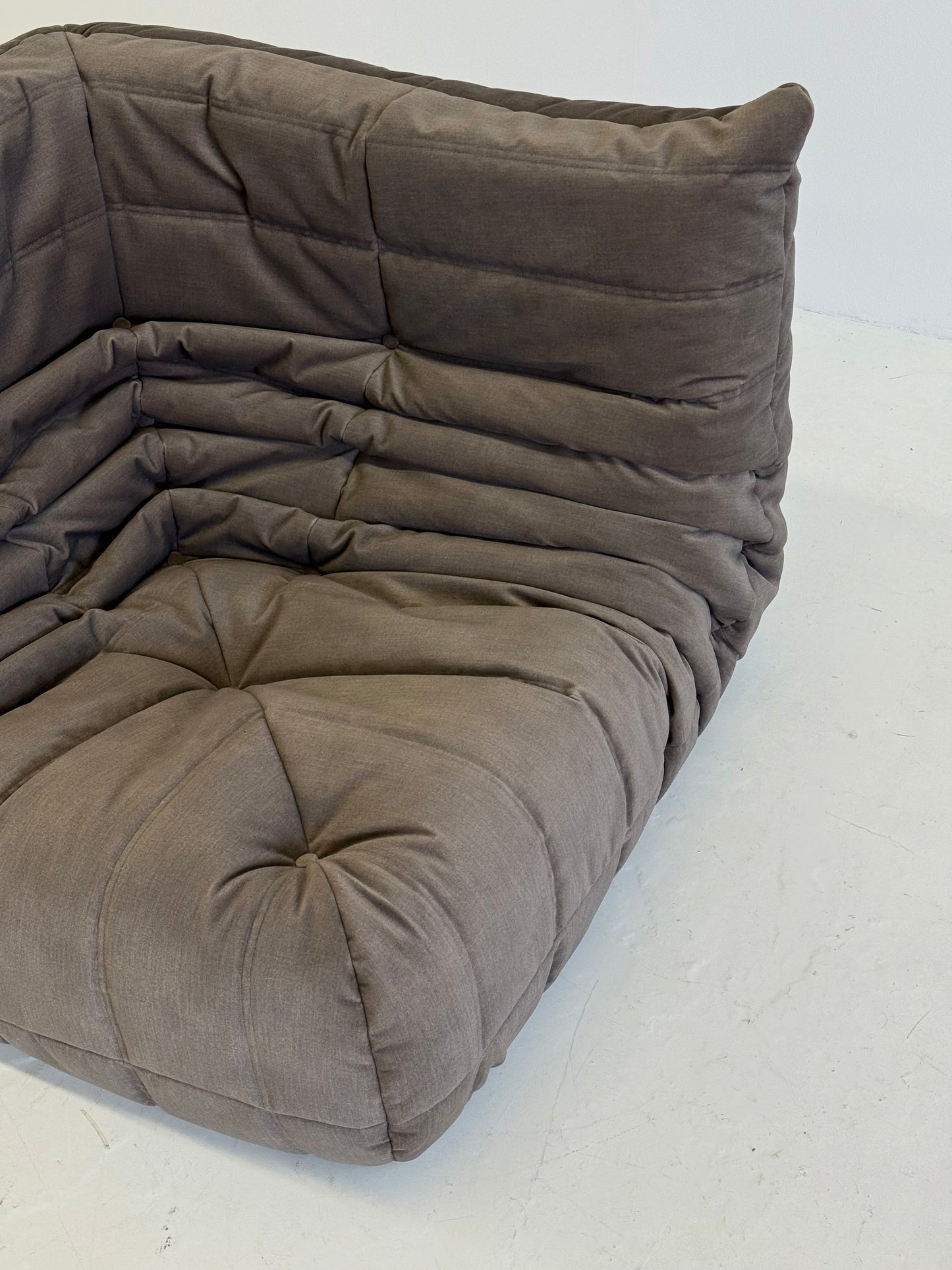 Ligne Roset Togo hoekelement in grijs / taupe rood velvet