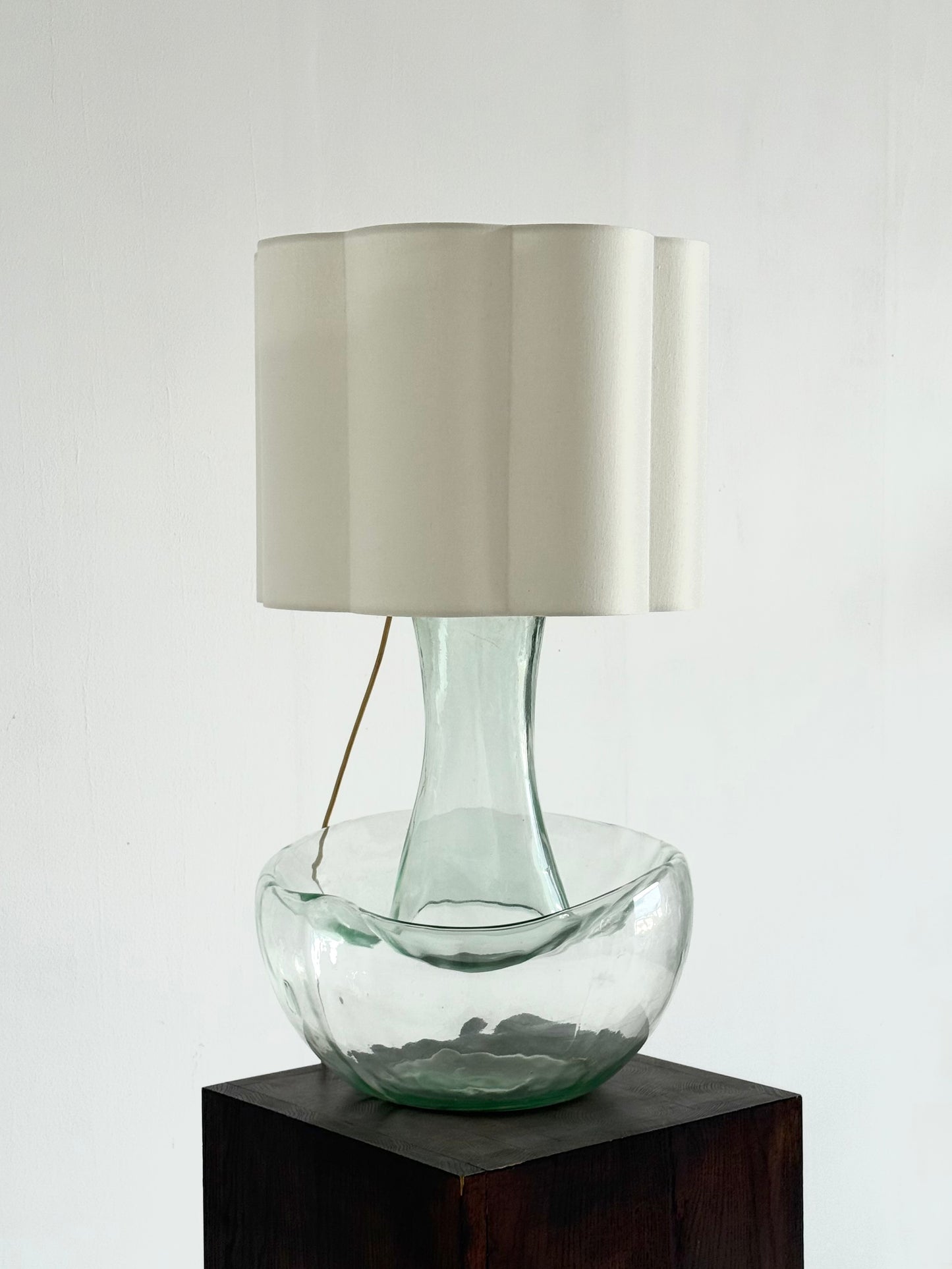 Grote vintage tafellamp met sculpturale glazen voet