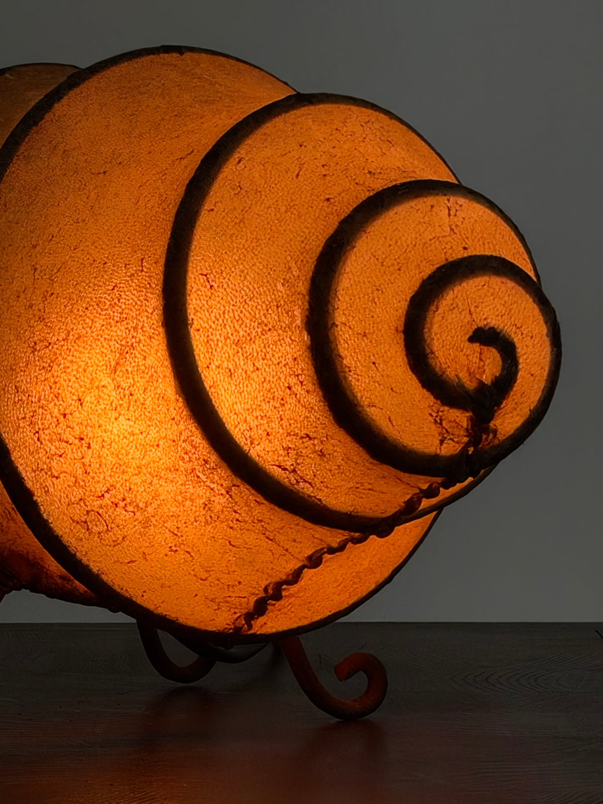 Vintage Rawhide Swirl Tafellamp met Organische Vormgeving