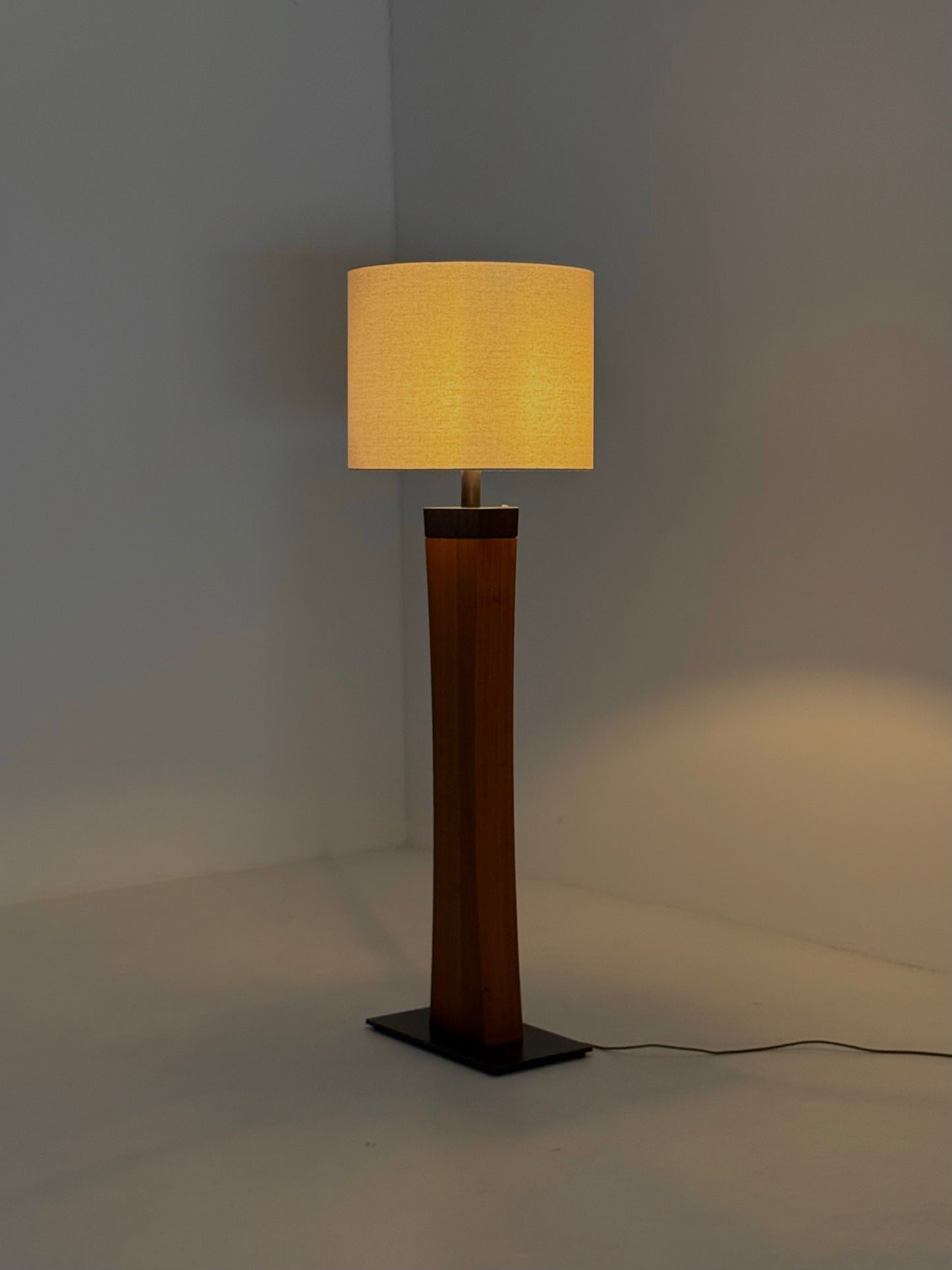 Italiaanse Mid Century vloerlamp van teakhout