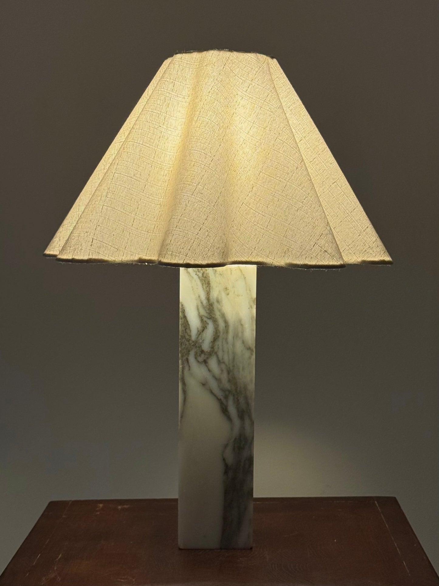 Vintage marmeren tafellamp met linnen kap