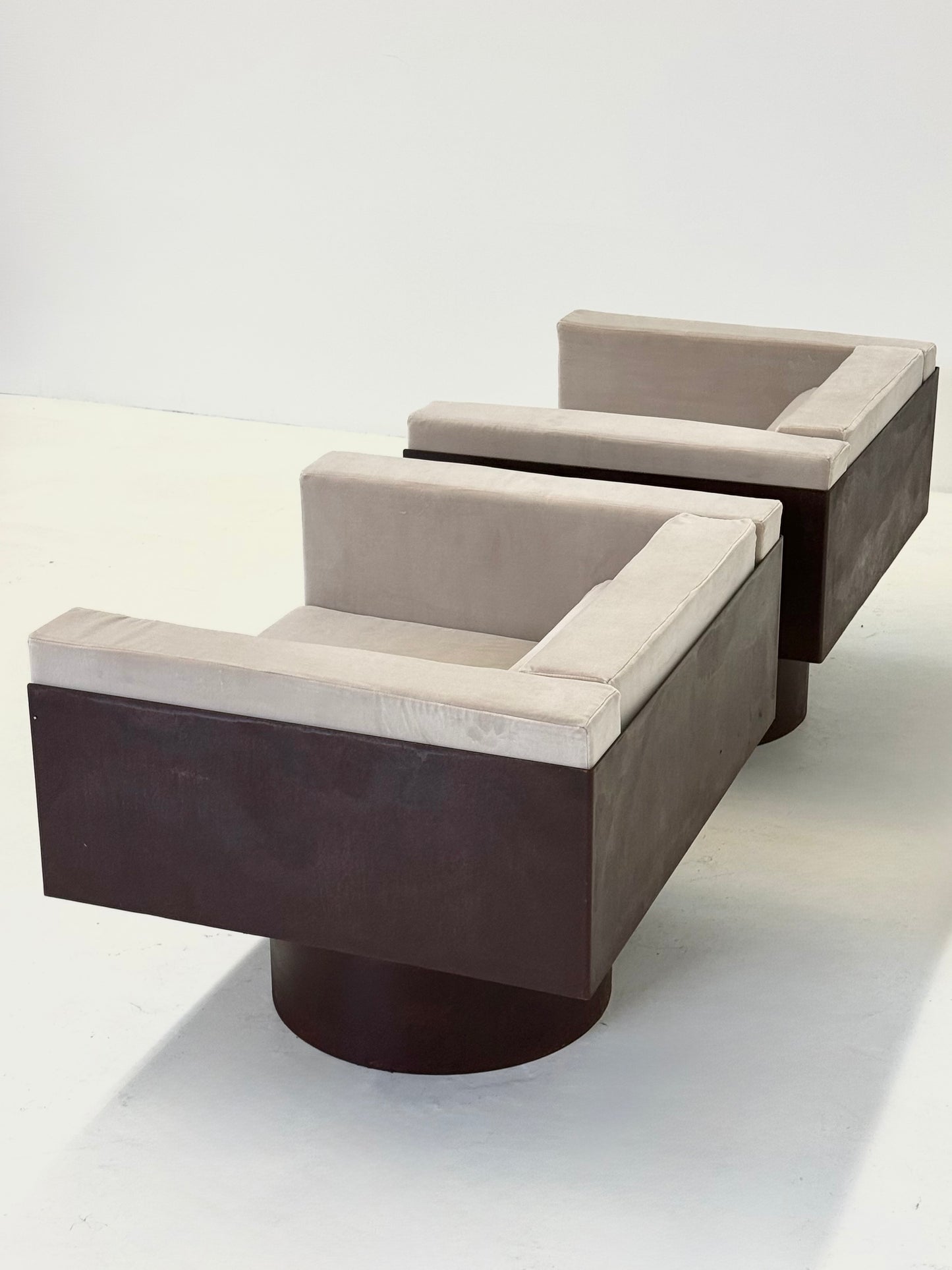 Set van 2 sculpturale Italiaanse metalen lounge stoelen